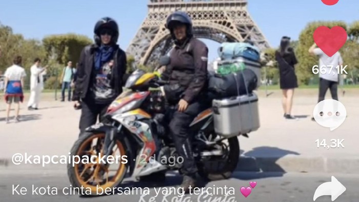 Kisah viral pasangan touring naik motor ke Paris.