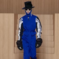 Koleksi busana Louis Vuitton Menswear Spring/Summer 2022 termasuk salah satu karya terakhir dari desainer Virgil Abloh sebelum meninggal dunia di usia 41 tahun. Virgil meninggal setelah melawan kanker langka selama dua tahun. Foto:  dok. Getty Images/Kristy Sparow.