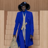 Koleksi busana Louis Vuitton Menswear Spring/Summer 2022 termasuk salah satu karya terakhir dari desainer Virgil Abloh sebelum meninggal dunia di usia 41 tahun. Virgil meninggal setelah melawan kanker langka selama dua tahun. Foto: dok. Getty Images/Kristy Sparow.