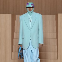 Koleksi busana Louis Vuitton Menswear Spring/Summer 2022 termasuk salah satu karya terakhir dari desainer Virgil Abloh sebelum meninggal dunia di usia 41 tahun. Virgil meninggal setelah melawan kanker langka selama dua tahun. Foto:  dok. Getty Images/Kristy Sparow.
