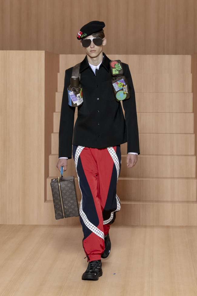 Koleksi busana Louis Vuitton Menswear Spring/Summer 2022 termasuk salah satu karya terakhir dari desainer Virgil Abloh sebelum meninggal dunia di usia 41 tahun. Virgil meninggal setelah melawan kanker langka selama dua tahun. Foto:  dok. Getty Images/Kristy Sparow.