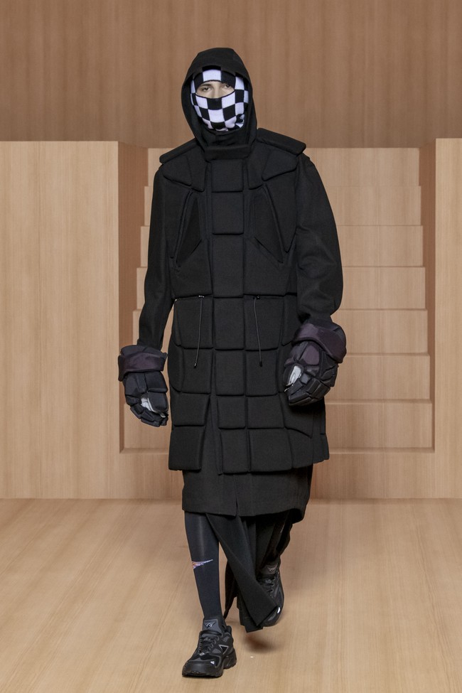 Koleksi busana Louis Vuitton Menswear Spring/Summer 2022 termasuk salah satu karya terakhir dari desainer Virgil Abloh sebelum meninggal dunia di usia 41 tahun. Virgil meninggal setelah melawan kanker langka selama dua tahun. Foto:  dok. Getty Images/Kristy Sparow.