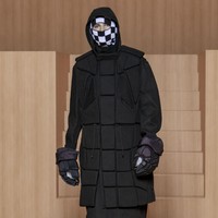 Koleksi busana Louis Vuitton Menswear Spring/Summer 2022 termasuk salah satu karya terakhir dari desainer Virgil Abloh sebelum meninggal dunia di usia 41 tahun. Virgil meninggal setelah melawan kanker langka selama dua tahun. Foto:  dok. Getty Images/Kristy Sparow.