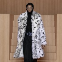 Koleksi busana Louis Vuitton Menswear Spring/Summer 2022 termasuk salah satu karya terakhir dari desainer Virgil Abloh sebelum meninggal dunia di usia 41 tahun. Virgil meninggal setelah melawan kanker langka selama dua tahun. Foto:  dok. Getty Images/Kristy Sparow.