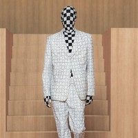 Koleksi busana Louis Vuitton Menswear Spring/Summer 2022 termasuk salah satu karya terakhir dari desainer Virgil Abloh sebelum meninggal dunia di usia 41 tahun. Virgil meninggal setelah melawan kanker langka selama dua tahun. Foto:  dok. Getty Images/Kristy Sparow.