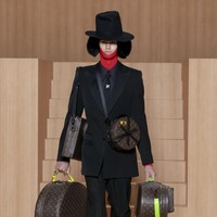 Koleksi busana Louis Vuitton Menswear Spring/Summer 2022 termasuk salah satu karya terakhir dari desainer Virgil Abloh sebelum meninggal dunia di usia 41 tahun. Virgil meninggal setelah melawan kanker langka selama dua tahun. Foto:  dok. Getty Images/Kristy Sparow.
