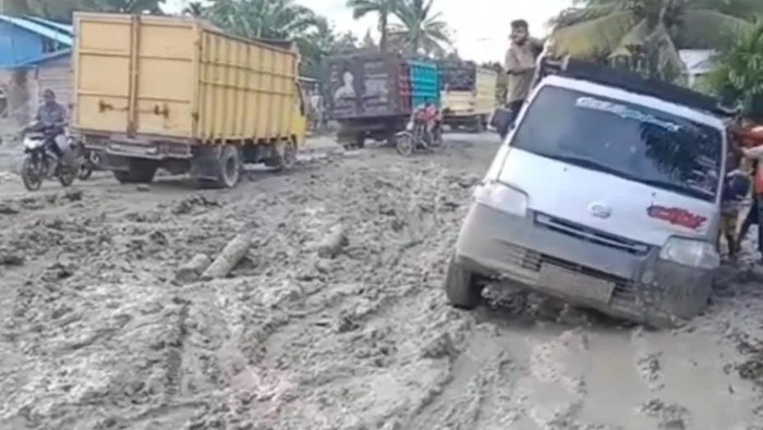 Kondisi jalan rusak parah di Kecamatan Kualuh Leidong, Labura, Sumut