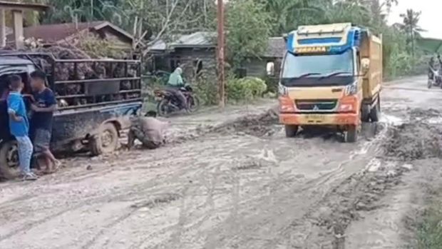 Kondisi jalan rusak parah di Kecamatan Kualuh Leidong, Labura, Sumut