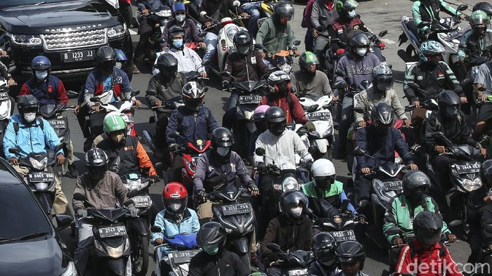 Sejumlah kendaraan terjebak kemacetan di jalan Veteran, Jakarta, Senin (29/11/2021). Diketahui hari ini sejumlah massa melakukan aksi unjuk rasa di depan balai kota dan patung kuda Jakarta.