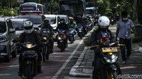 Padatnya kendaraan membuat kemacetan tak terhindarkan.