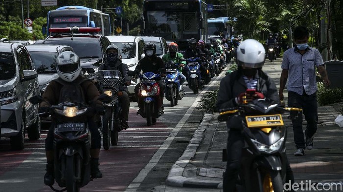Sejumlah kendaraan terjebak kemacetan di jalan Veteran, Jakarta, Senin (29/11/2021). Diketahui hari ini sejumlah massa melakukan aksi unjuk rasa di depan balai kota dan patung kuda Jakarta.