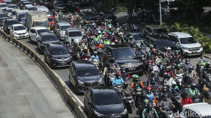 Sejumlah kendaraan terjebak kemacetan di jalan Veteran, Jakarta, Senin (29/11/2021). Diketahui hari ini sejumlah massa melakukan aksi unjuk rasa di depan balai kota dan patung kuda Jakarta.