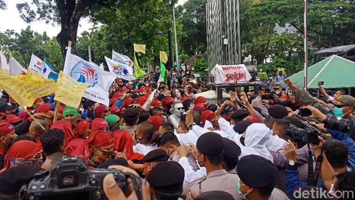 Massa buruh terlibat saling dorong saat demo di Balai Kota DKI Jakarta