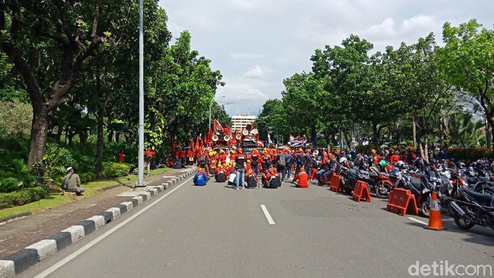 Massa buruh tiba di Balai Kota (Rakha Arlyanto Darmawan/detikcom)