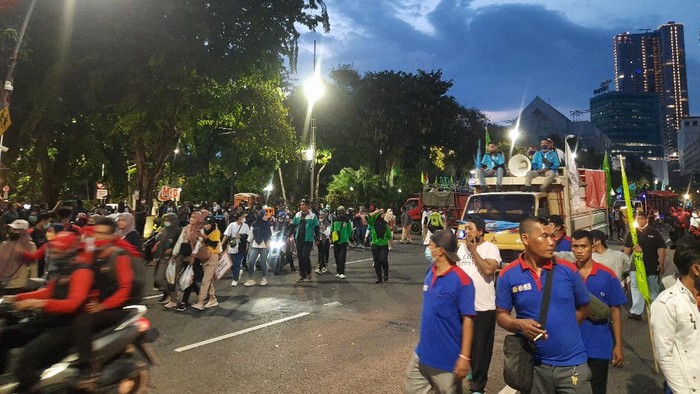 Massa Demo Buruh di Surabaya Bubar, Besok Akan Kembali Bawa 50 Ribu Massa