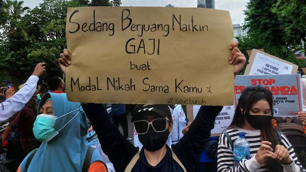 Massa Demo Buruh Perempuan Jatim Minta Khofifah Naikkan UMK: Buat Modal Nikah