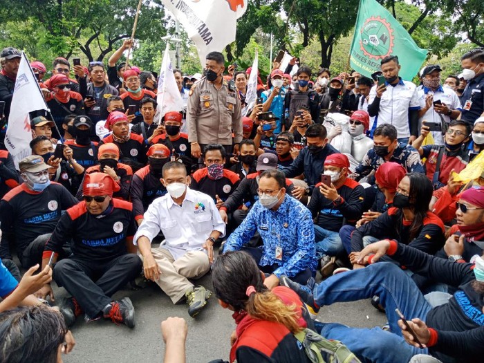 Massa Ditemui Gubernur DKI Anies Baswedan