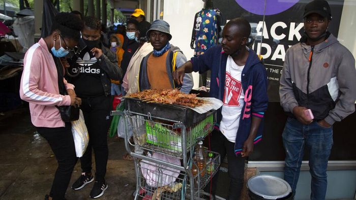 Melacak Jejak Varian Omicron yang Pertama Kali Terdeteksi di Afrika Virus Corona varian Omicron tengah menjadi sorotan dunia. Varian ini diketahui pertama kali terdeteksi di benua Afrika, salah satunya Afrika Selatan.