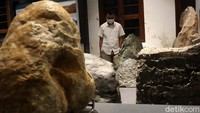 Selain koleksi batu dari seluruh wilayah Indonesia, di Museum Geologi juga terdapat koleksi batu dari luar negeri, dari mulai Brazil hingga Afghanistan.