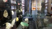 Pengunjung melihat beragam batu koleksi Museum Geologi Bandung.