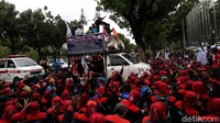Diketahui, aksi saling dorong itu terjadi saat massa memaksa masuk gedung Balai Kota Jakarta.