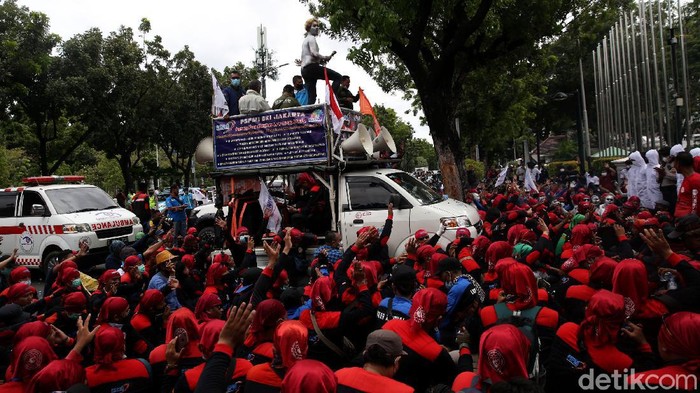 Memanas, Buruh-Polisi Saling Dorong Saat Demo di Balai Kota Jakarta Aksi saling dorong antara buruh dan polisi tak terhindarkan saat massa buruh demo di depan Gedung Balai Kota Jakarta. Massa tampak paksa masuk gedung Balai Kota