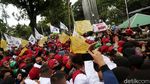 Memanas, Buruh-Polisi Saling Dorong Saat Demo di Balai Kota DKI