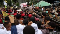 Winarso, Ketua Perwakilan Daerah KSPI DKI Jakarta, dari atas mobil komando mencoba melerai keadaan. Dia meminta massa untuk menahan diri.
