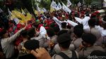 Memanas, Buruh-Polisi Saling Dorong Saat Demo di Balai Kota DKI