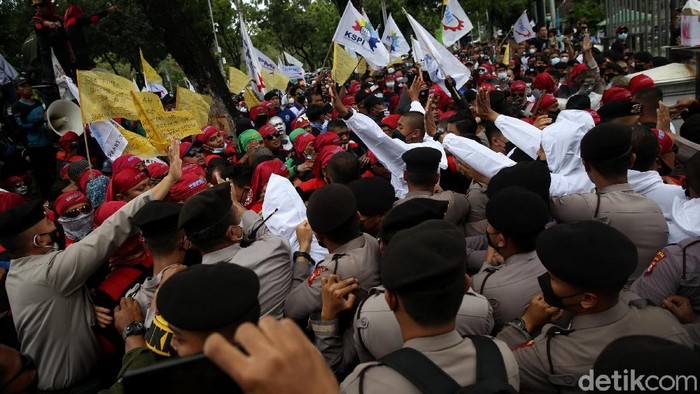 Memanas, Buruh-Polisi Saling Dorong Saat Demo di Balai Kota Jakarta Aksi saling dorong antara buruh dan polisi tak terhindarkan saat massa buruh demo di depan Gedung Balai Kota Jakarta. Massa tampak paksa masuk gedung Balai Kota