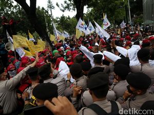 Buruh ke Anies soal UMP 2022: Jangan Jadi Gubernur Bencong!