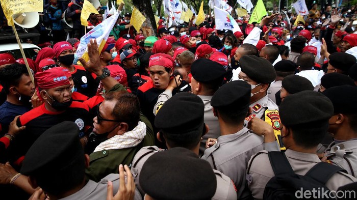 Memanas, Buruh-Polisi Saling Dorong Saat Demo di Balai Kota Jakarta Aksi saling dorong antara buruh dan polisi tak terhindarkan saat massa buruh demo di depan Gedung Balai Kota Jakarta. Massa tampak paksa masuk gedung Balai Kota
