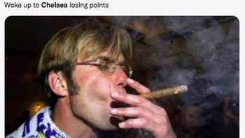 Meme Jurgen Klopp sebagai pelatih Liverpool yang bahagia karena Chelsea gagal dapat 3 poin. Foto: (Twitter)