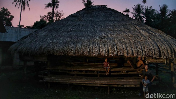 Listrik ibarat barang mewah bagi warga di Desa Kadu Eta, Sumba Barat daya, NTT. Demi mendapatkan listrik sejumlah warga menggunakan PLTS secara mandiri.
