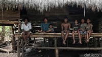 Desa ini masih jauh tertinggal oleh perkembangan zaman karena belum ada listrik. Sehingga semua informasi terbaru tidak cukup cepat sampai di desa itu.