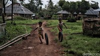 Berada di kawasan Sumba Barat Daya, NTT, Desa Kadu Eta dihuni oleh sejumlah keluarga. Warga yang tinggal di sana pun masih beraktivitas dengan cara-cara tradisional. Hal itu salah satunya terlihat dari kondisi rumah di sana yang masih kayu dengan beratapkan jerami yang disusun dengan rapi.