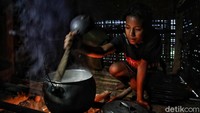Keterbatasan listrik tak begitu terlihat di saat pagi dan siang hari. Namun, kondisi tersebut sangat mencolok di malam hari.