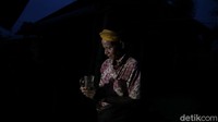 Saat malam tiba, desa itu pun perlahan menjadi gelap gulita. Hanya beberapa rumah atau area yang tampak disinari lampu dari genset maupun PLTS.