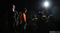Meski begitu, tak semua warga di desa tersebut memiliki genset atau PLTS karena keterbatasan biaya. Listrik pun menjadi harapan sejumlah anak-anak di sana agar mereka dapat belajar di malam hari tanpa khawatir kesulitan melihat karena minimnya pencahayaan.