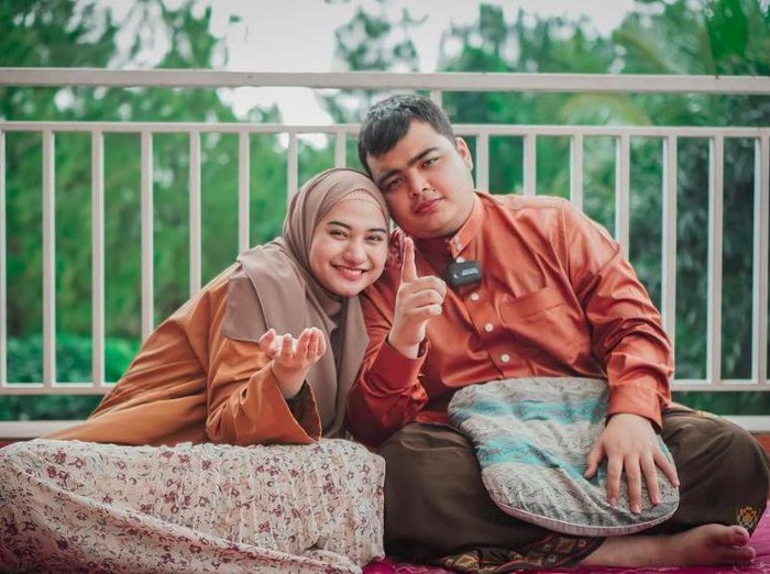 Mendiang Ameer Azzikra dan istri
