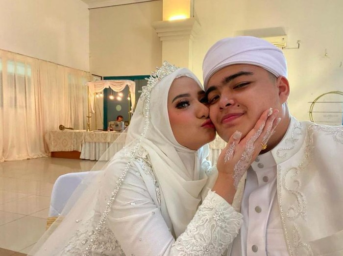 Mendiang Ameer Azzikra dan istri