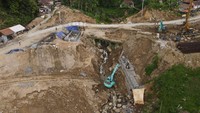 Tampak sejumlah alat berat dikerahkan untuk membantu proses pembangunan Jembatan Cinyiru.