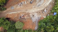 Tebing longsoran juga termasuk dalam proyek senilai ratusan miliar itu.