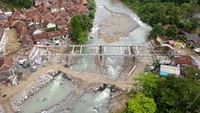 Foto udara menunjukan progres pembangunan Jembatan Ciberang, Lebak, Banten. Jembatan ini merupakan jembatan penghubung menuju Taman Nasional Gunung Halimun (TNGHS) dan menuju kawasan masyarakat adat Citorek. Di sana juga ada daerah wisata yang viral sebagai Negeri di Atas Awan.