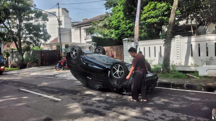 Mobil Terguling di Bandung