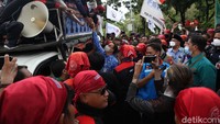 Di kesempatan itu, Anies juga sempat menyapa para buruh dengan memberikan salaman.