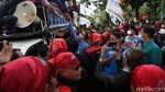Momen Anies Duduk Bersila di Jalan Bareng Massa Buruh