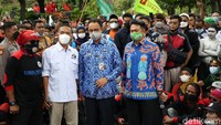 Anies Baswedan pun menepati janjinya kepada kaum buruh untuk merevisi kenaikan UMP tahun depan. Anies menaikkan UMP DKI 5,1% atau senilai Rp 225 ribu. Sebelum direvisi, UMP DKI Jakarta cuma naik Rp 37.749 di tahun depan.
