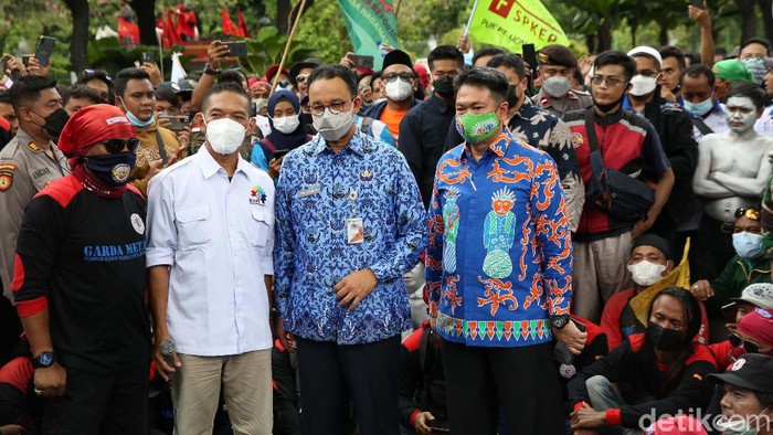 Momen Anies Temui Massa Buruh di Depan Balai Kota Gubernur DKI Jakarta Anies Baswedan menemui massa buruh di depan gedung Balai Kota DKI Jakarta. Anies menyampaikan keberatan atas UMP yang diterapkan Kemenaker.