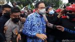 Momen Anies Temui Massa Buruh di Depan Balai Kota DKI